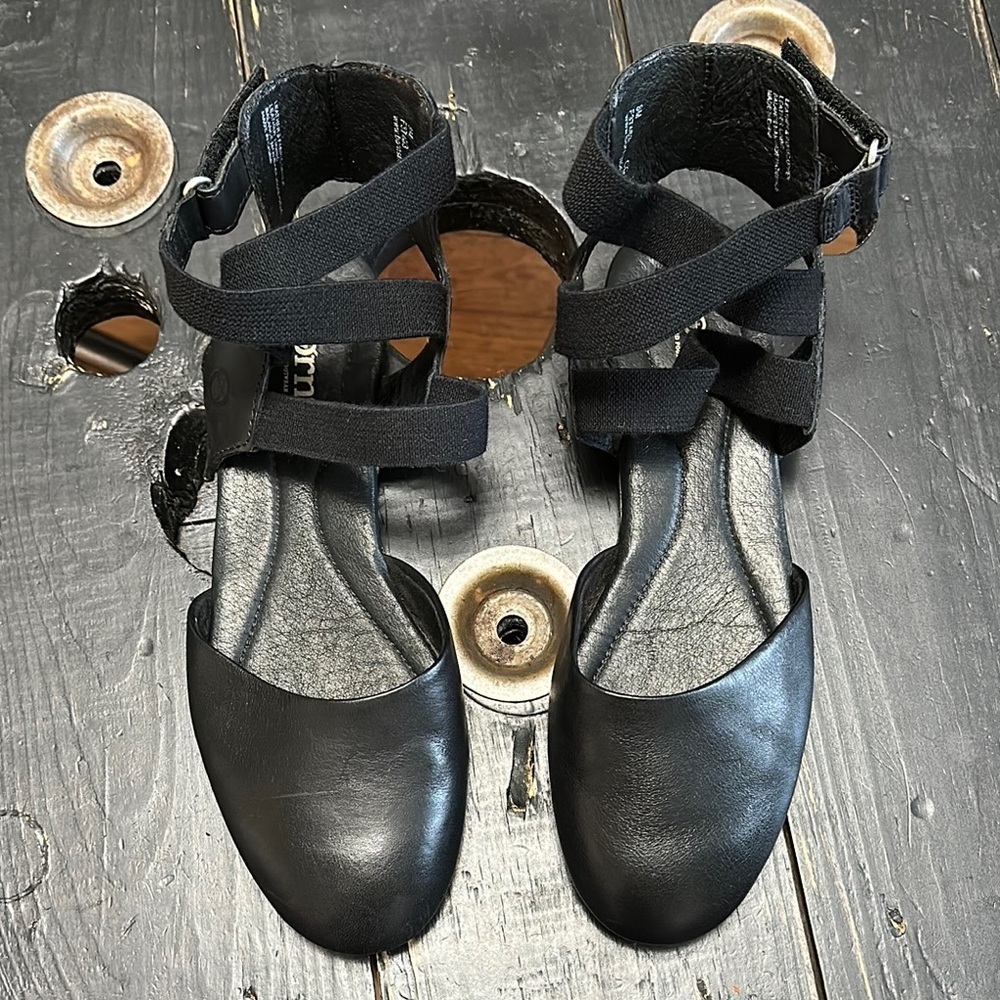 Born Women's Black Strappy Flats - Picture 13 of 13
